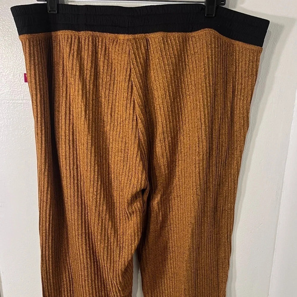 West Wind, 3x/4x, high-rise flare leg ribbed elastic waist, pocketed pant - Picture 4 of 8